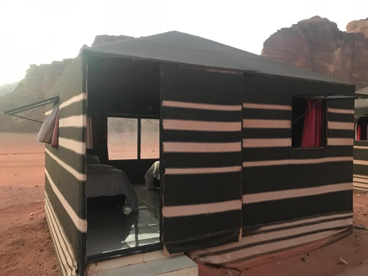 Black Irish Camp And Tours Wadi Rum Buitenkant foto