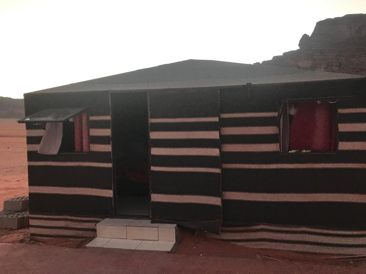 Black Irish Camp And Tours Wadi Rum Buitenkant foto
