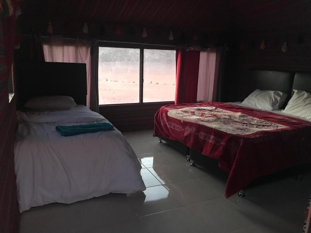Black Irish Camp And Tours Wadi Rum Buitenkant foto