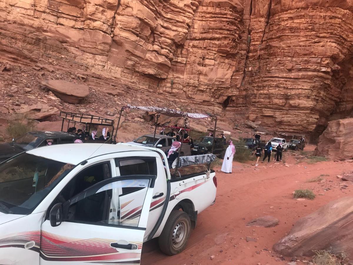 Black Irish Camp And Tours Wadi Rum Buitenkant foto