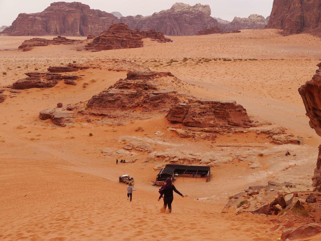 Black Irish Camp And Tours Wadi Rum Buitenkant foto