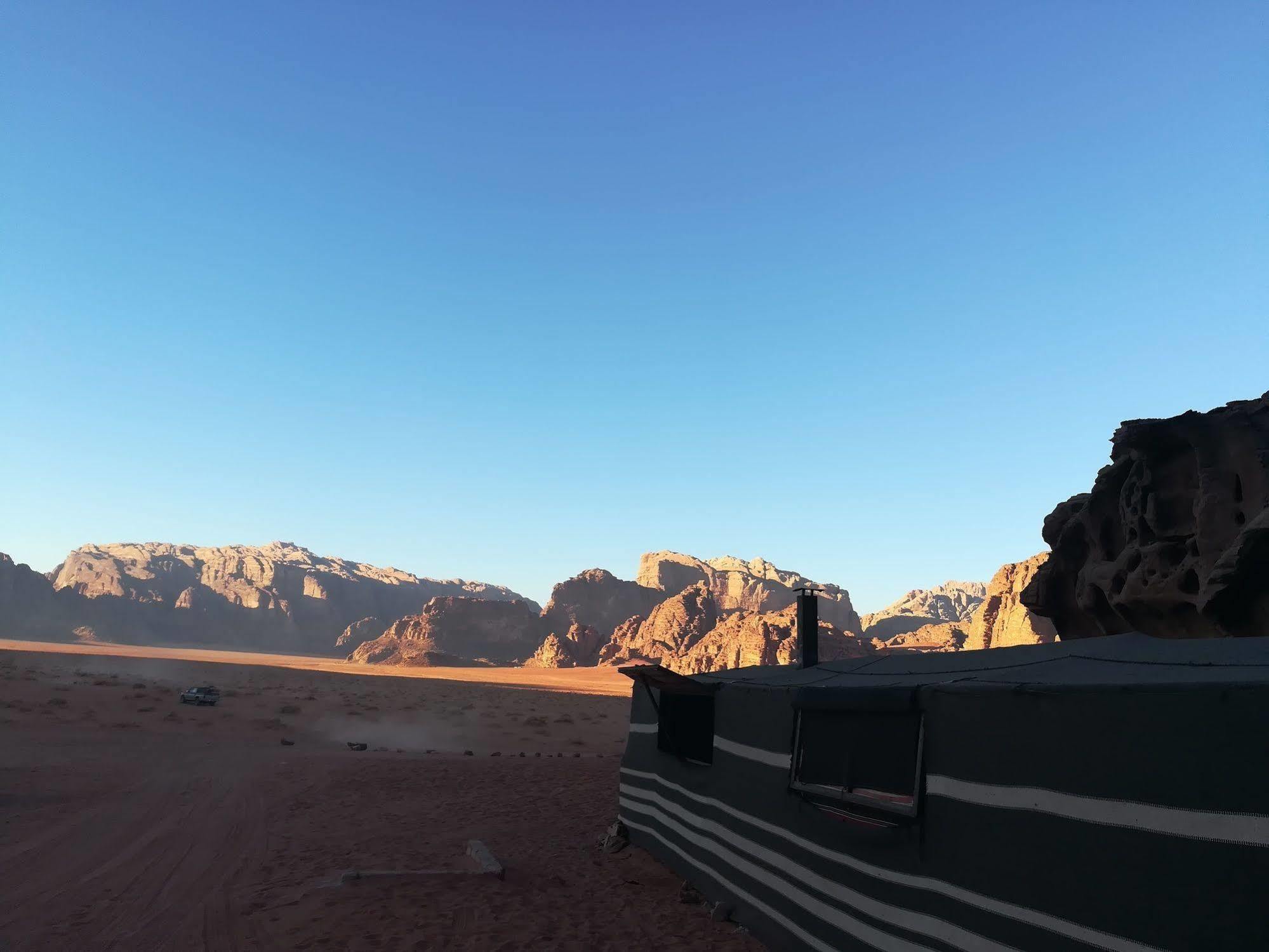 Black Irish Camp And Tours Wadi Rum Buitenkant foto